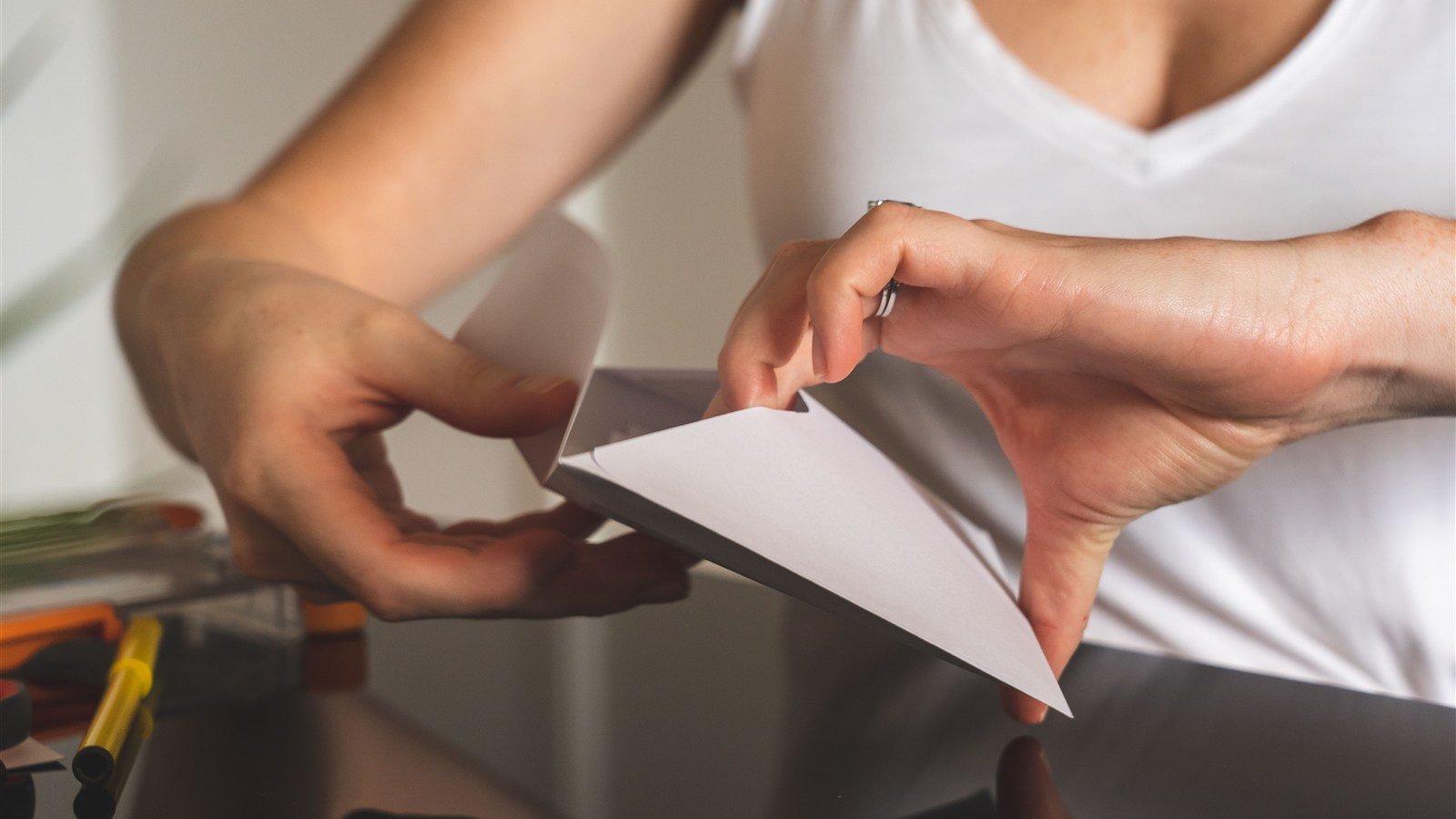 Mulher separando dinheiro em envelopes para formar reserva de emergência aos poucos
