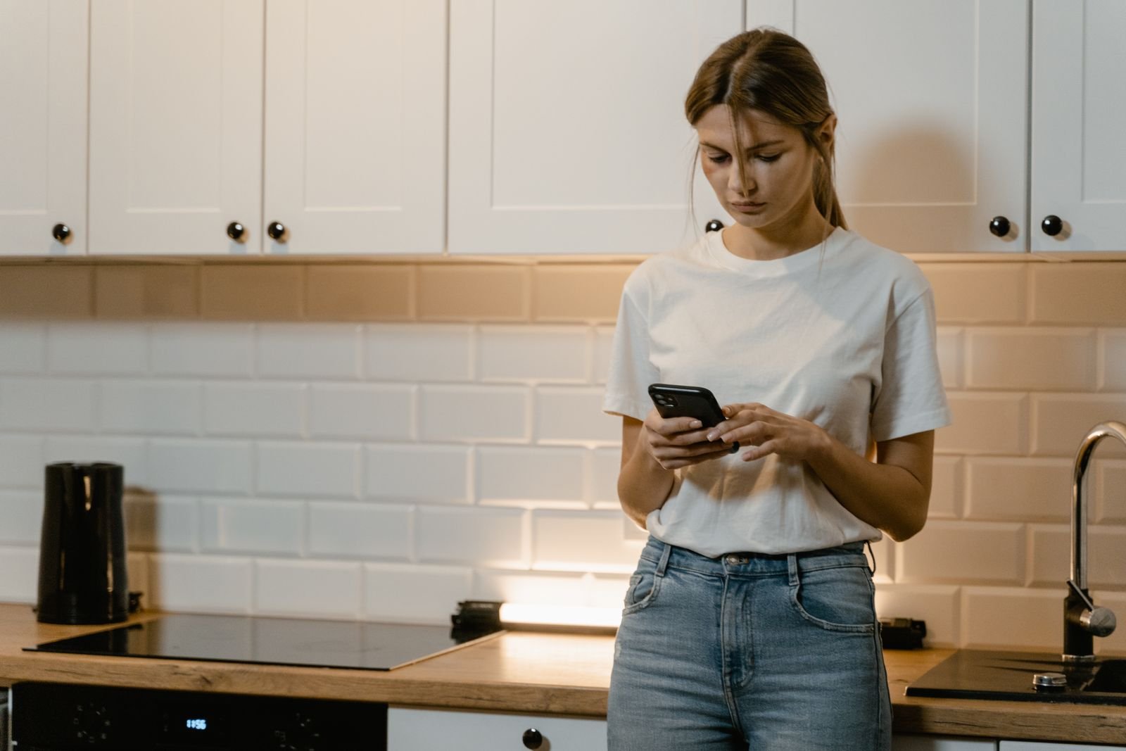 Mulher comparando aplicativos de banco no celular pra saber se vale a pena ter duas contas