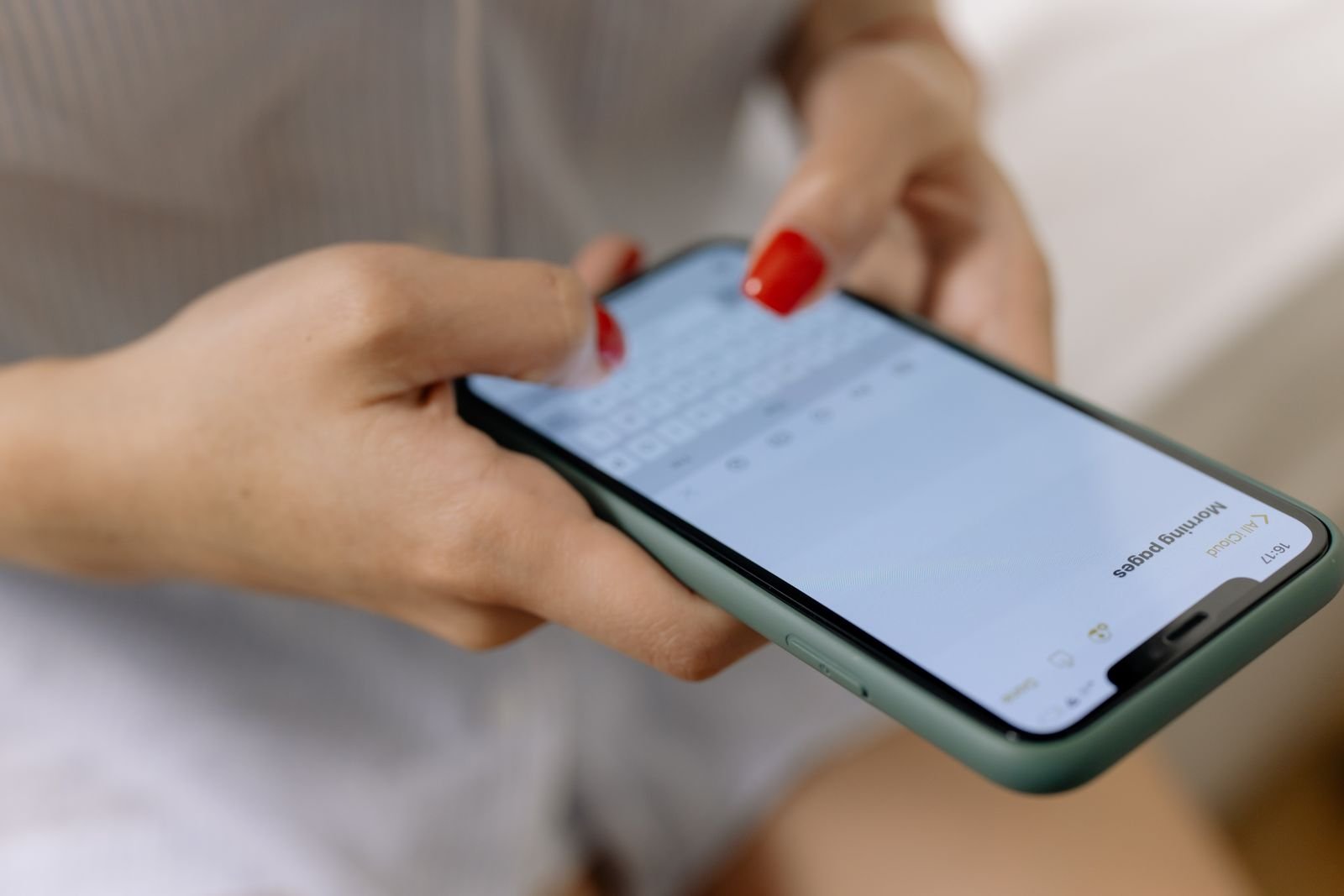 Mulher usando o celular, avaliando se app de controle financeiro pra quem ganha por pix vale a pena