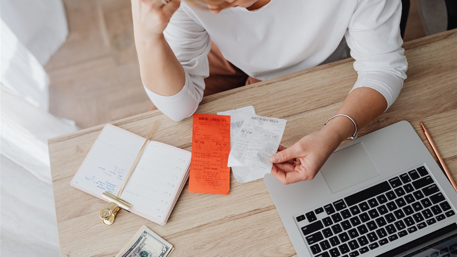 Freelancer conferindo recebimentos de clientes no notebook, exemplo de freelancer organizar renda que varia
