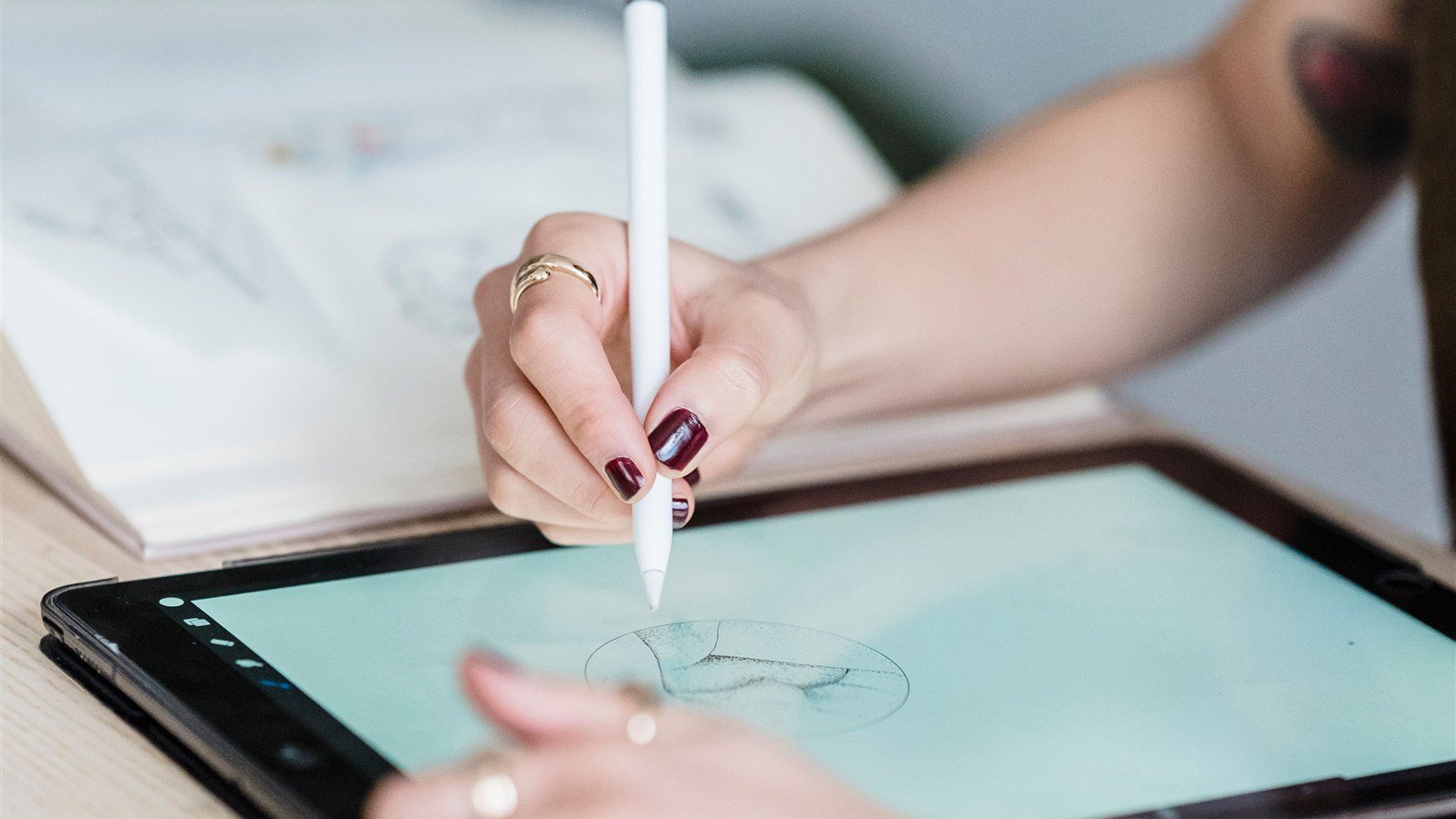 Quanto ganha um designer gráfico freelancer: designer organizando orçamento de projetos diferentes
