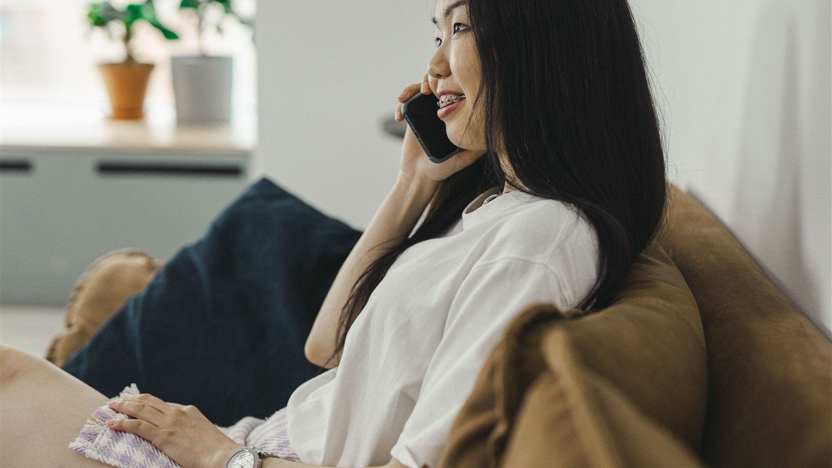Diarista conferindo pagamento recebido no celular após o trabalho