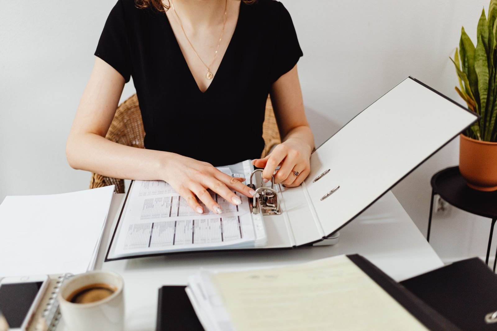 Mulher organizando papéis e recibos de recebimentos do trabalho autônomo