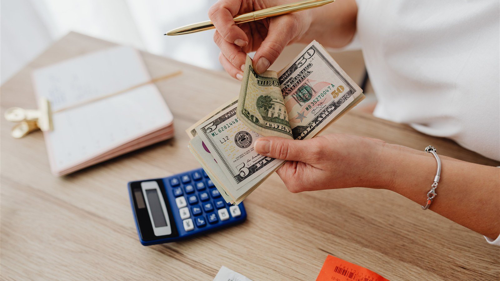 Freelancer separando dinheiro entre a conta de trabalho e a conta pessoal
