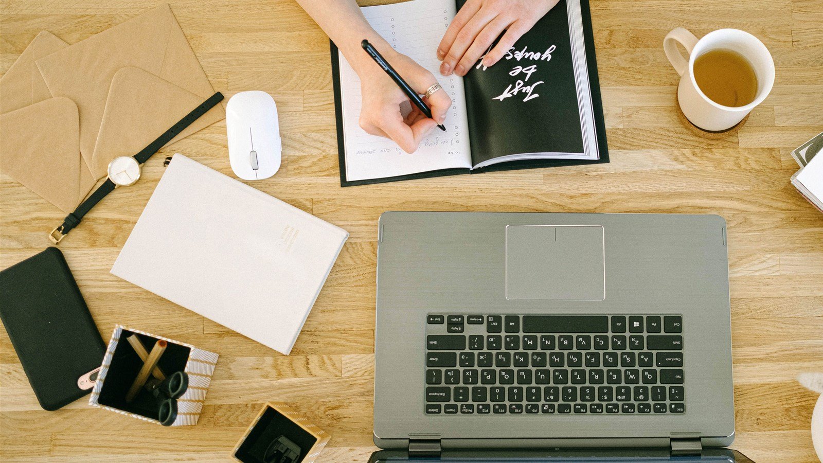 Social media freelancer anotando valores de cada cliente numa planilha de controle