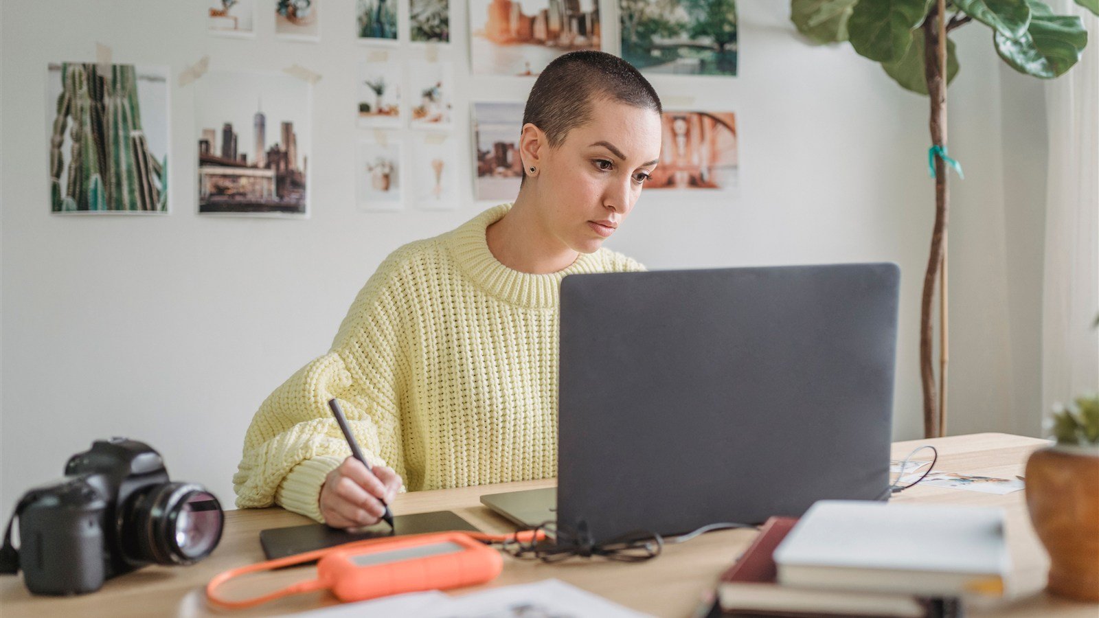 Designer freelancer trabalhando em projeto de identidade visual no notebook