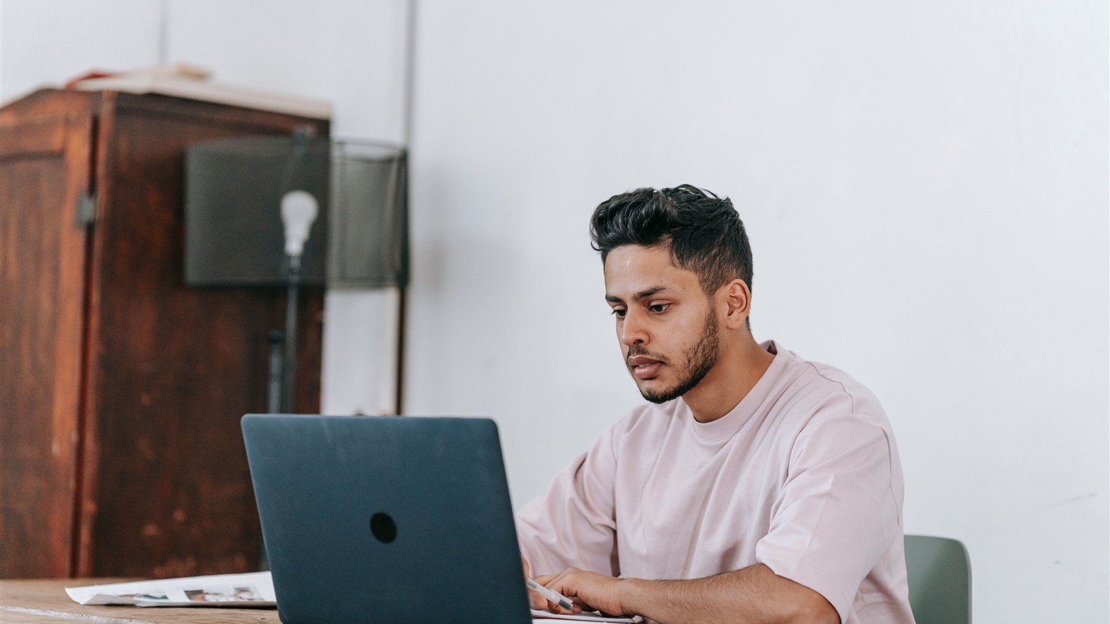 Freelancer concentrado trabalhando no notebook, planejando os próximos projetos