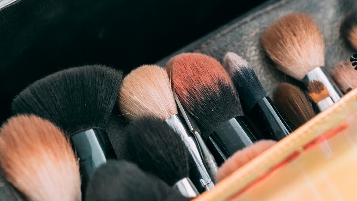 Maleta de maquiagem profissional, custo que entra na conta de quanto ganha uma maquiadora profissional