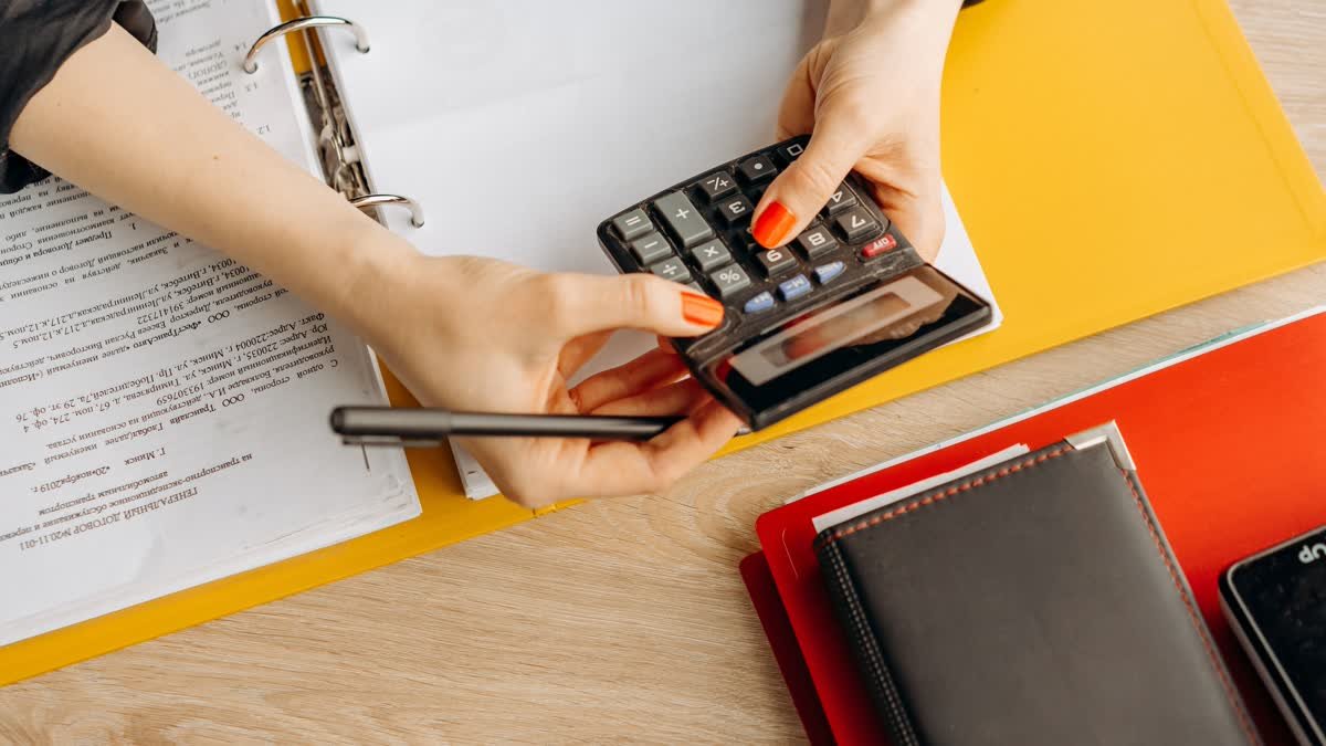 Corretora de seguros calculando comissão de renovação de apólice