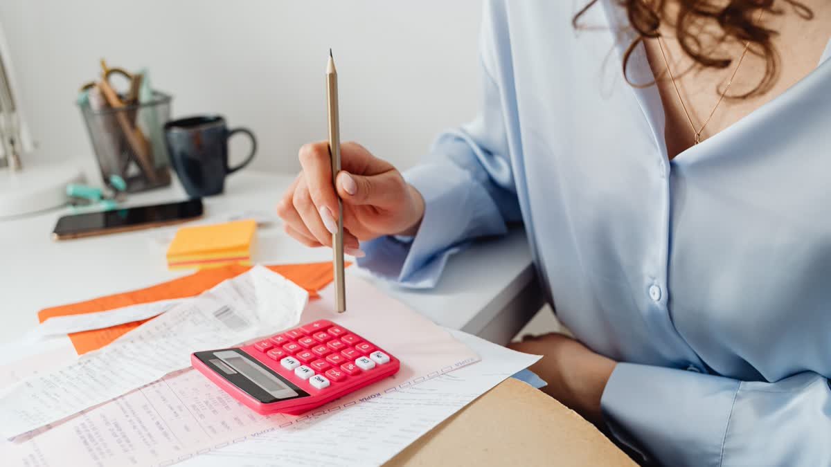 Vendedora de roupas organizar dinheiro calculando contas de fornecedor e vendas