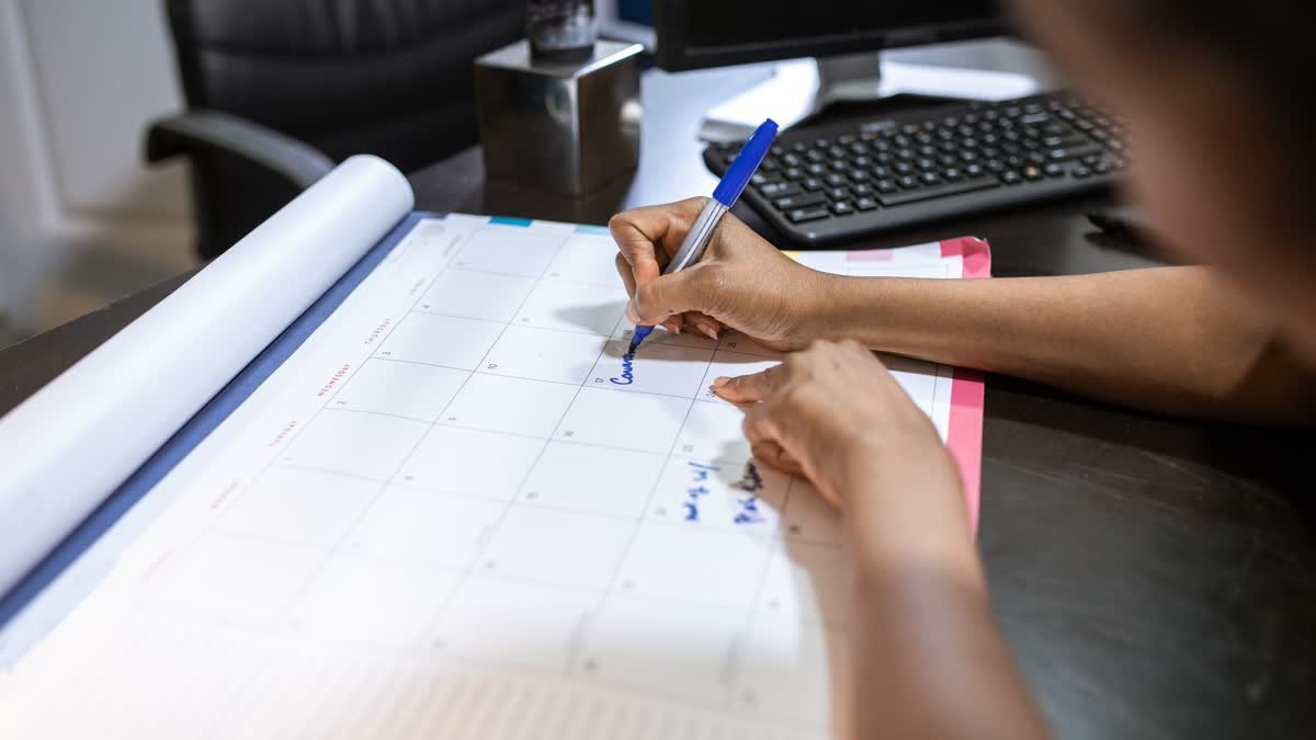 Maquiadora planejando agenda de eventos no calendário