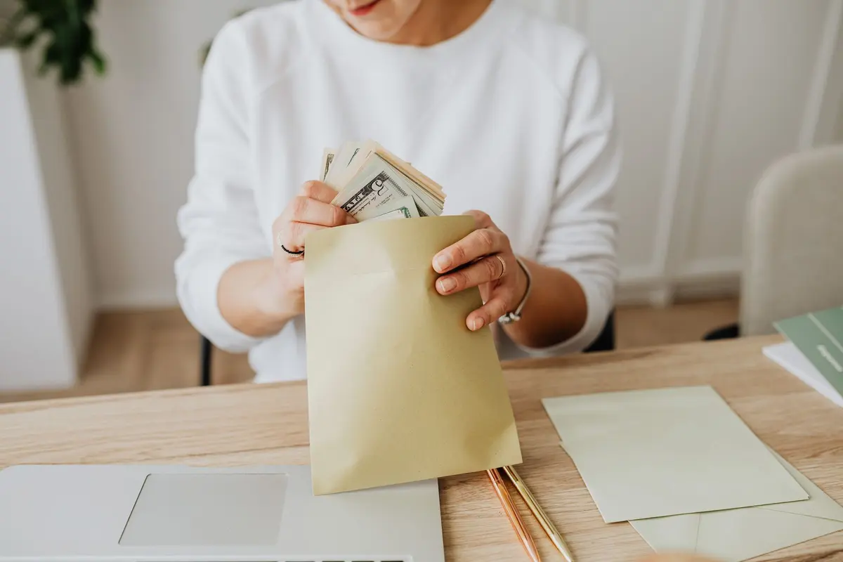 Depiladora autônoma organizar dinheiro separando dinheiro em envelopes