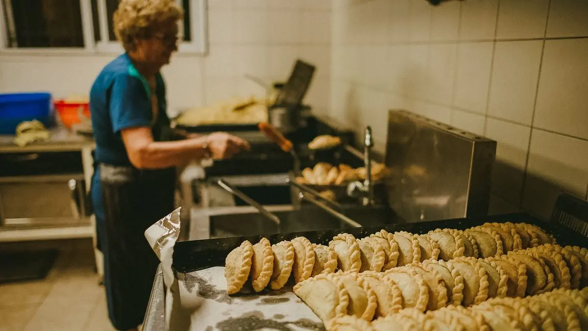 Salgadeira organizar renda sazonal preparando salgados na cozinha pra encomenda de fim de ano