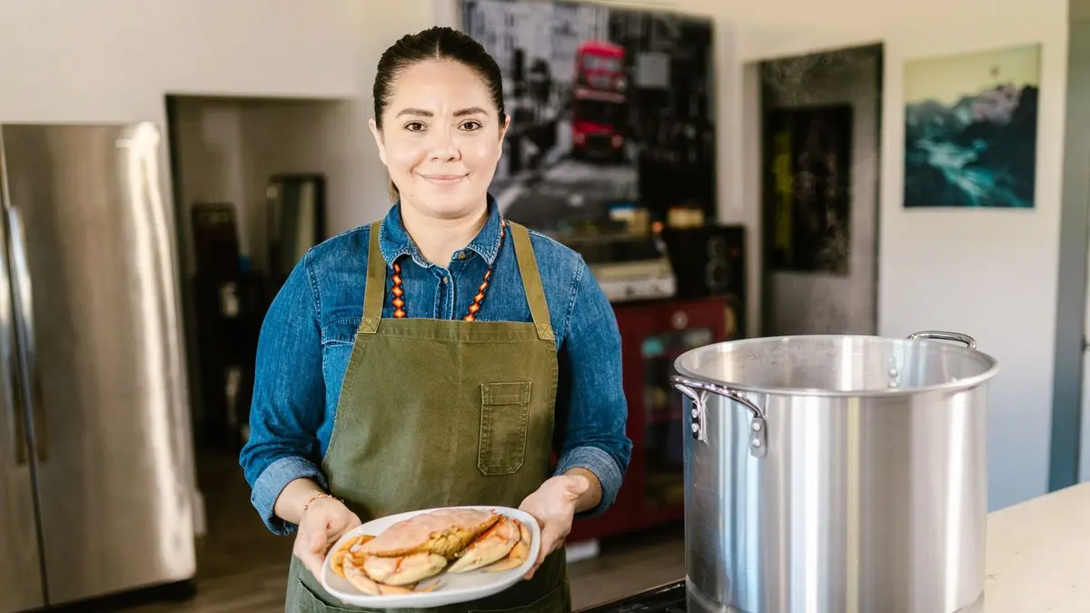 Cozinheira de eventos organizar renda preparando bandejas de comida pra um evento